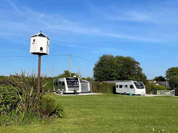 Staplaats voor caravan en camper op harde ondergrond , met elektriciteit