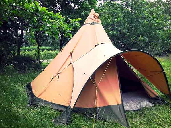 Op gras en grind staplaats voor een tent of voor vouwwagen , met elektriciteit