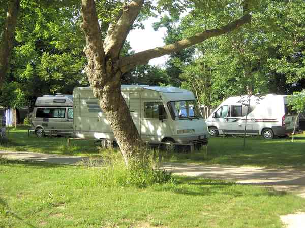Piazzola camper su erba con elettricità