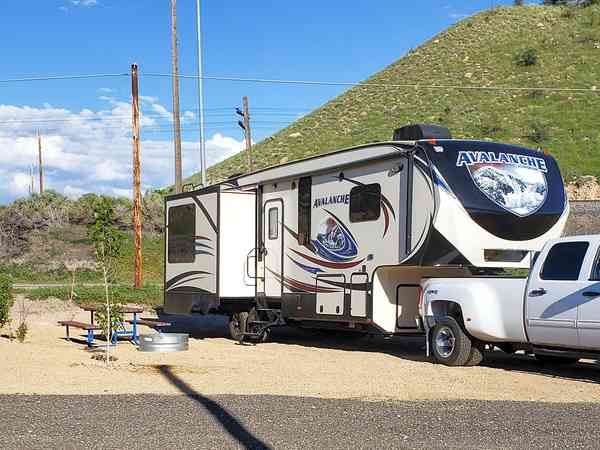 Electric gravel and sand tent pitch