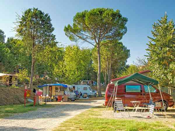 Piazzola roulotte/camper su erba e ghiaia con elettricità