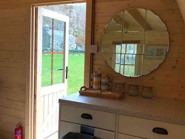 Y WYDDFA camping pod