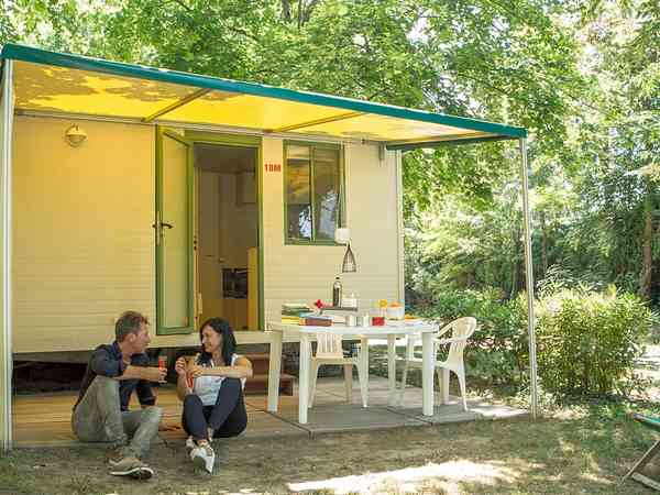 Statický karavan M s 2 pokoji (2 dospělí a 3 děti)