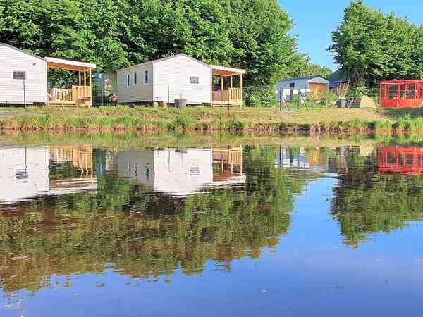 Statický karavan Carpe s 2 pokoji (napůl zastřešená terasa, výhled na jezero)