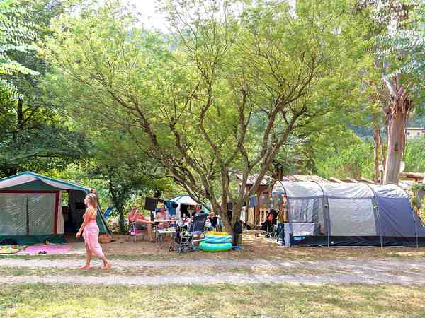 Piazzola tenda, carrello tenda o roulotte Red su erba con elettricità facoltativa (grande)