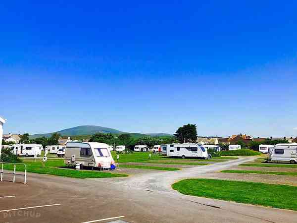 Emplacement pour véhicule de tourisme sur sol dur et herbe avec électricité