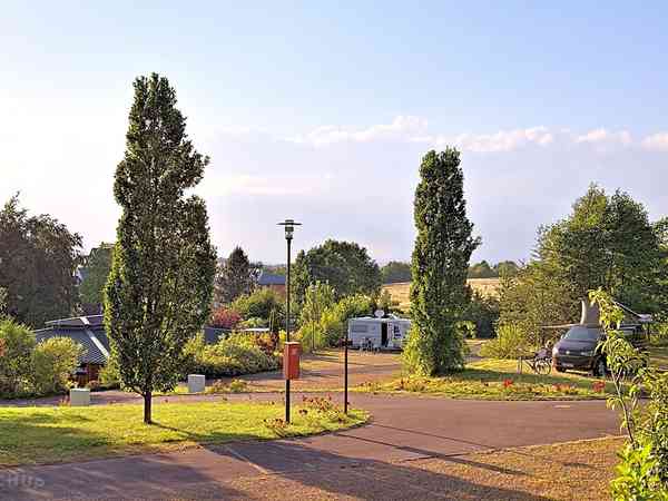 Plass for campingvogn på gressplen , med muligheter for strøm