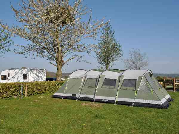 Emplacement sur herbe avec branchements d'eau, d'égout et d'électricité