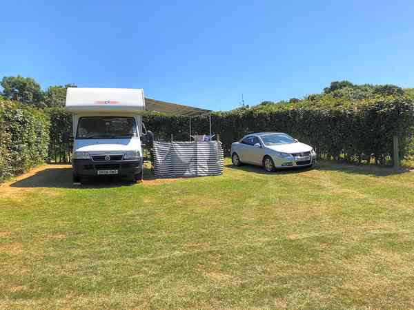 Emplacement sur herbe avec électricité (XL)