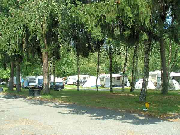 Grasbewachsener Wohnmobil-Stellplatz mit optionalem Stromanschluss