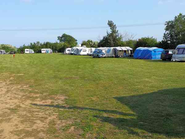 Emplacement pour véhicule de tourisme sur herbe avec électricité