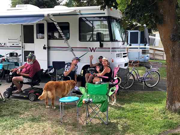 Piazzola roulotte/camper 30-amp su terreno battuto e erba completamente attrezzata