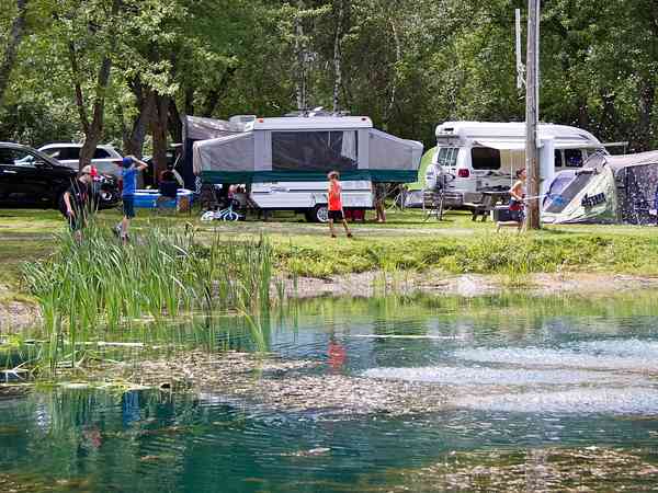 Emplacement pour tente, pour caravane pliante ou pour autocaravane sur herbe avec électricité