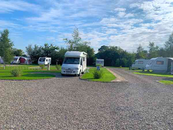 Emplacement pour caravane pliante ou van sur sol dur et herbe avec électricité optionnelle