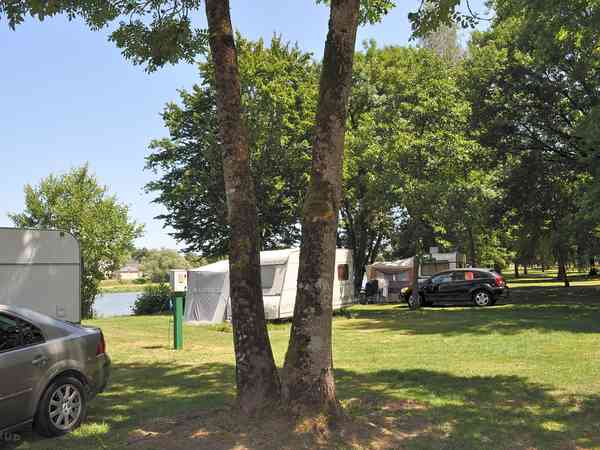 Emplacement sur herbe avec électricité