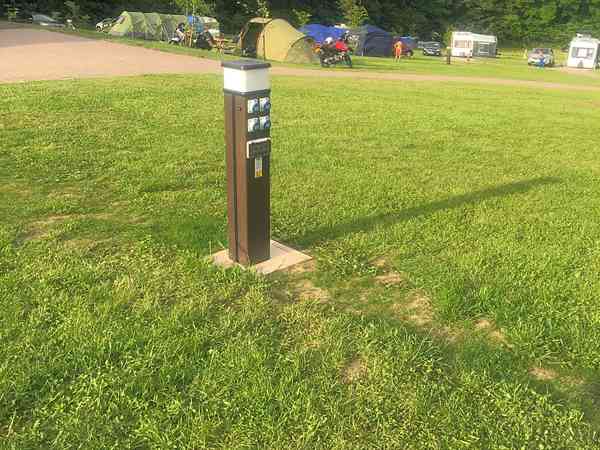Emplacement pour tente ou pour caravane pliante sur herbe avec électricité optionnelle