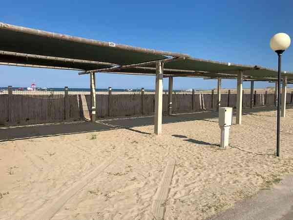 Parcel·la d'arena amb electricitat per a tenda de campanya, per a remolc tenda o per a caravana (a l'ombra, vistes al mar)
