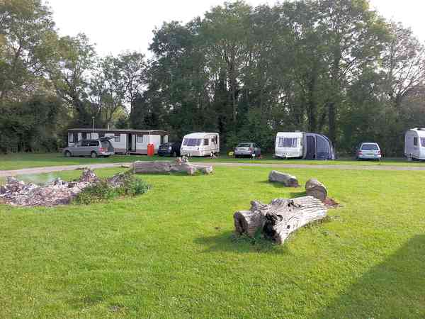 Befestigter und grasbewachsener Stellplatz mit Stromanschluss