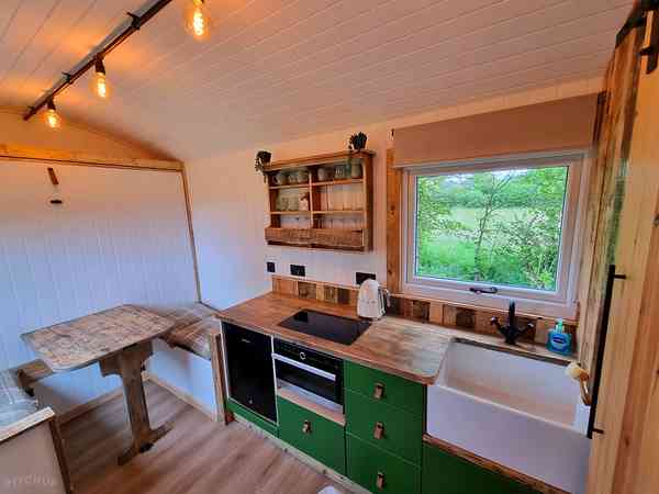 Rusty shepherd's hut (four person)