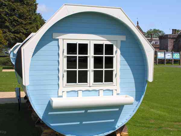 Window with flowerbox at the rear of the pod Window with flowerbox at the rear of the pod
