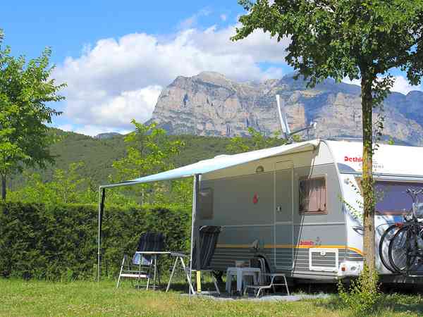 Parcel·la de gespa amb electricitat
