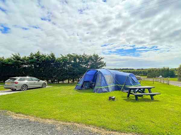 Emplacement pour tente ou pour caravane pliante sur herbe avec électricité