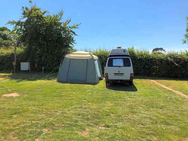 Emplacement sur herbe avec électricité (large)