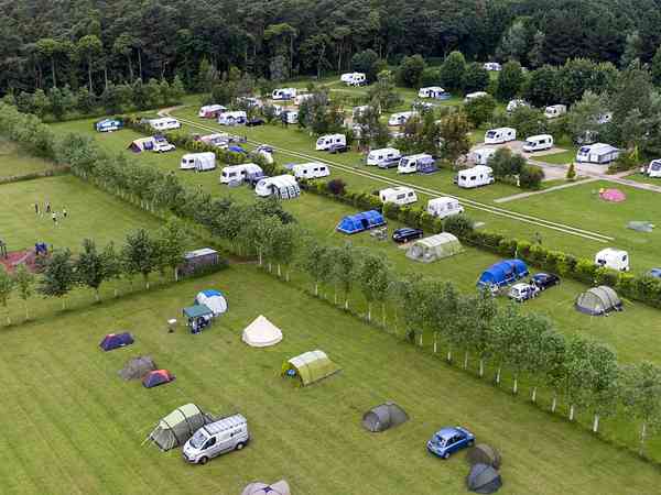 Staplaats voor caravan en camper op gras zonder elektriciteit
