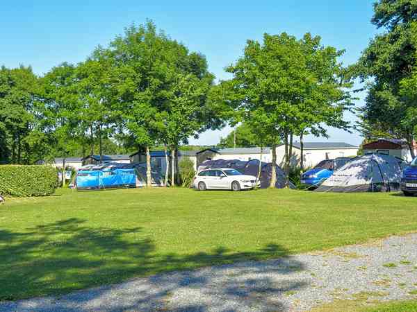 Emplacement pour tente ou pour caravane pliante sur herbe avec électricité