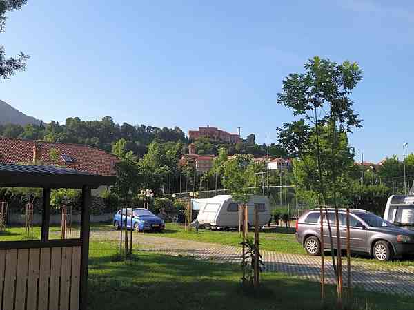 Emplacement pour tente, pour caravane pliante ou pour caravane sur herbe avec électricité optionnelle