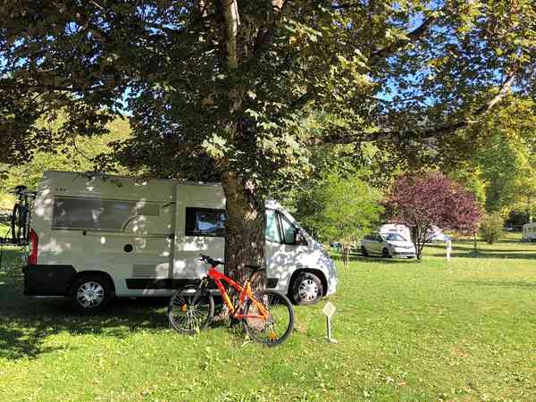 Emplacement pour autocaravane sur sol dur et herbe avec électricité optionnelle