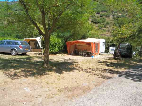 Parcela de césped con electricidad opcional