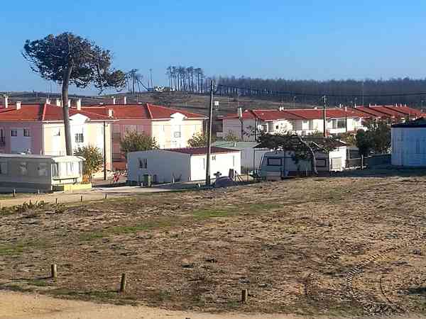 Emplacement pour tente sur sol en terre avec électricité