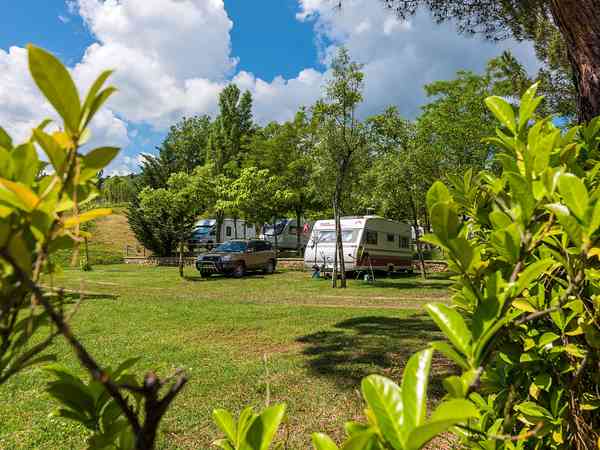 Piazzola su terreno battuto con elettricità