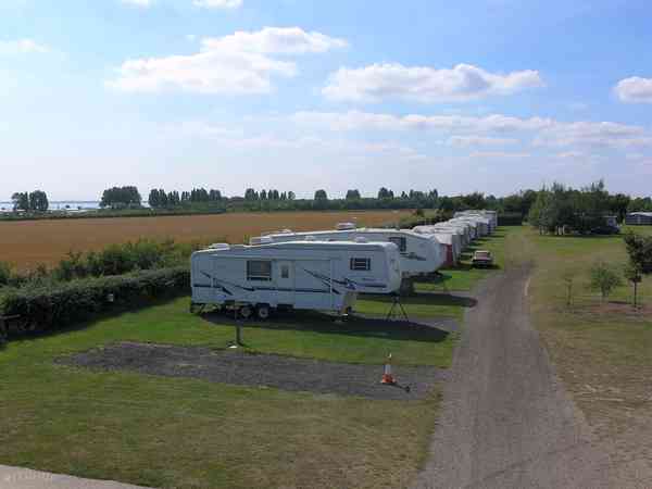 Emplacement sur herbe avec électricité optionnelle