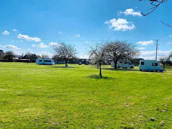 Emplacement sur herbe avec électricité