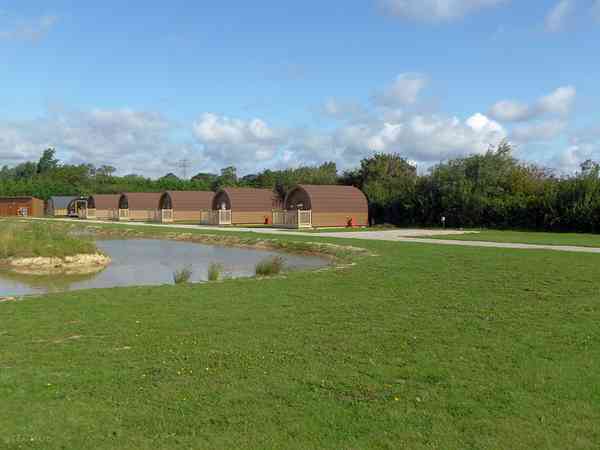 Emplacement pour tente, pour caravane pliante ou pour caravane sur herbe avec électricité (vue sur le lac)