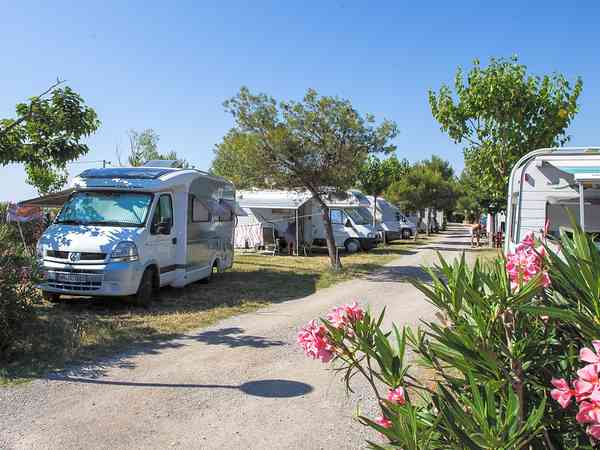 Emplacement pour véhicule de tourisme sur herbe avec branchements d'eau, d'égout et d'électricité