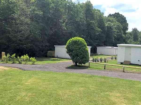 Grasbewachsener Zelt-Stellplatz ohne Stromanschluss