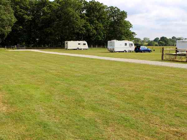 Plass for campingvogn på gressplen , med strøm