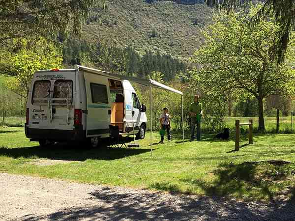 Plass på gressplen , med muligheter for strøm