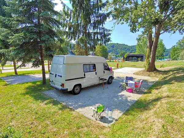 Emplacement sur herbe et sur sol en terre avec électricité