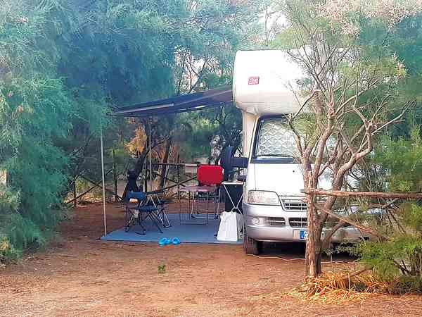 Parcel·la d'arena amb aigua, llum i desguàs per a autocaravana (banys privats)