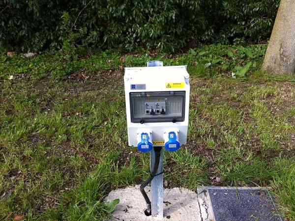 Parcela de suelo duro con electricidad para caravanas y autocaravanas