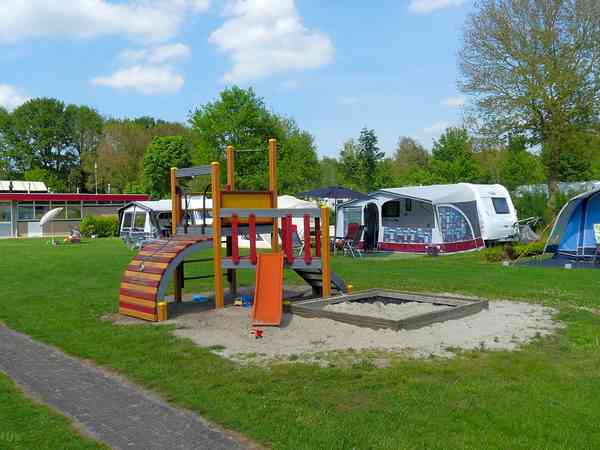 Op gras staplaats volledig uitgerust