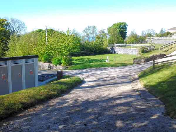 Op gras staplaats voor camper , met elektriciteit