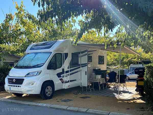 Parcel·la de terra dur amb electricitat opcional