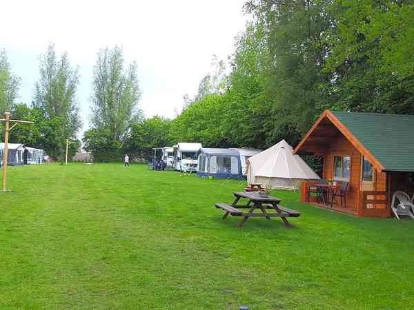 Staplaats voor een tent op gras , met elektriciteit