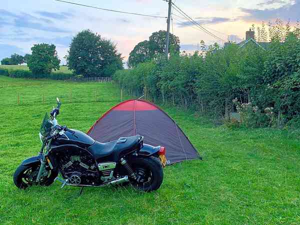 Grasbewachsener Zelt-Stellplatz ohne Stromanschluss (keine Autos, Motorradfahrer, solo)