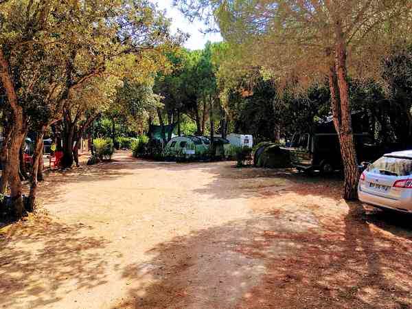 Emplacement pour caravane sur sol dur avec électricité